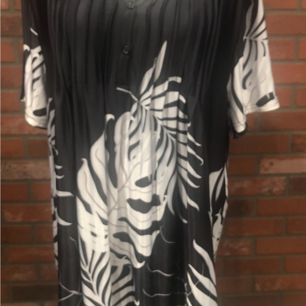 Simply Aster Size 2X Black and White Leaf Print Women's Tunic